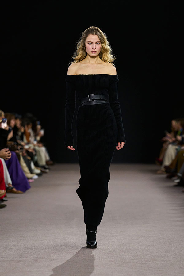 Max-Mara-Show Herbst/Winter 2025 – Schwarzer Look mit Bleistiftkleid aus Wolle und Kaschmir, Gürtel und Mary Janes aus Leder.