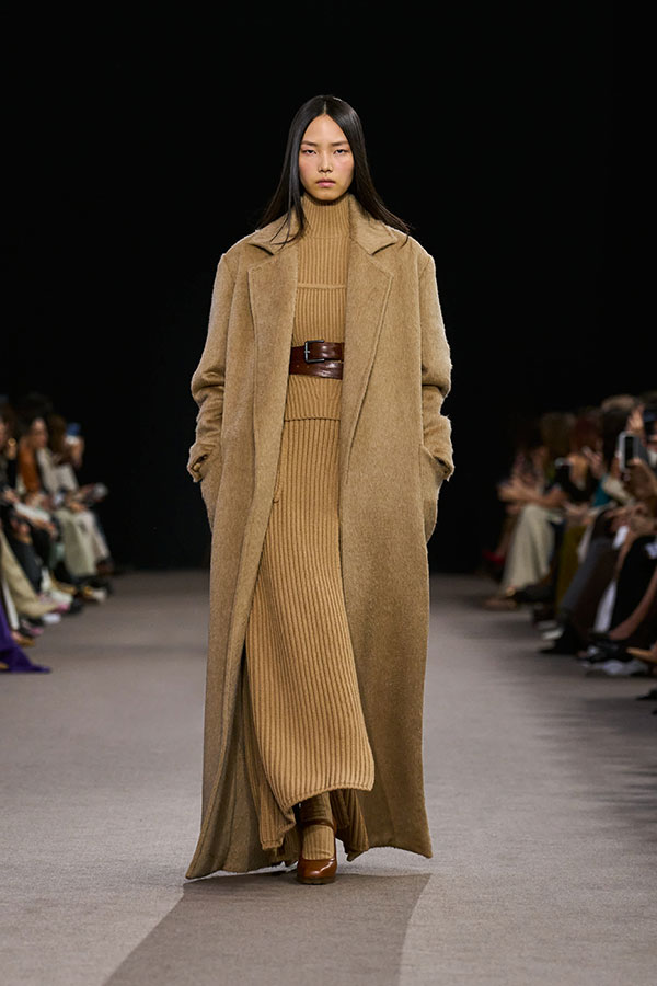Max-Mara-Show Herbst/Winter 2025 – Kamelbrauner Look mit geripptem Rolli aus Wolle und Kaschmir, Gürtel und Leggings.