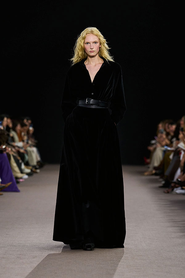 Max-Mara-Show Herbst/Winter 2025 – Schwarzer Look mit Blusenbody aus glattem Samt, Gürtel und langem Rock aus Samt.