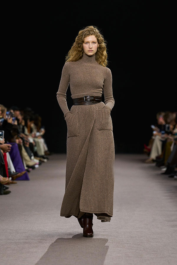 Max-Mara-Show Herbst/Winter 2025 – Look in Nussbraun mit Rollkragenpullover und Gürtel.