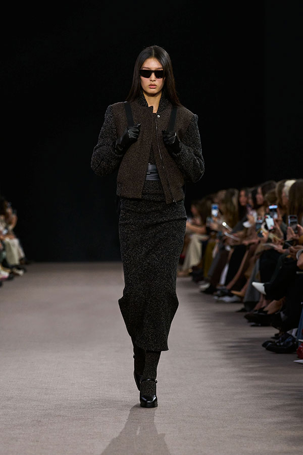 Max-Mara-Show Herbst/Winter 2025 – Look mit schwarzer Sonnenbrille im Maskendesign und Mary-Jane-Schuhen aus schwarzem Leder.
