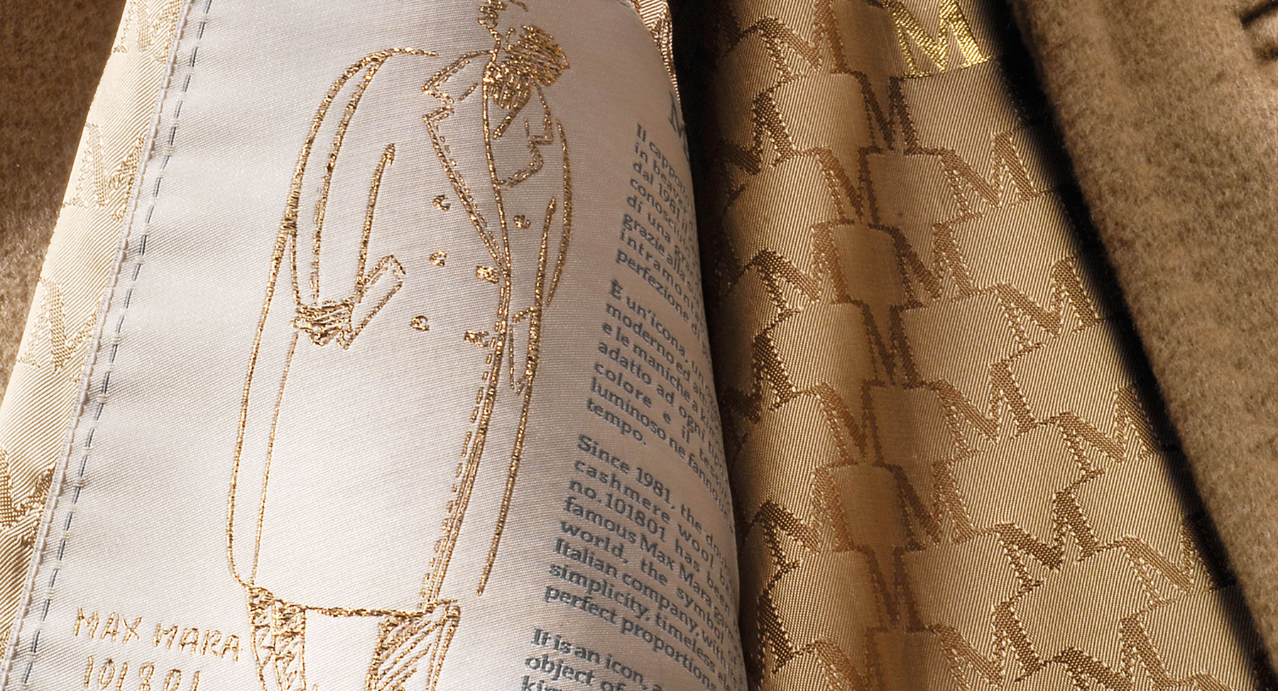 Fokus auf dem Inneren des legendären Mantels 101801 von Max Mara mit M Monogramm-Futter und aufgesticktem Etikett. 