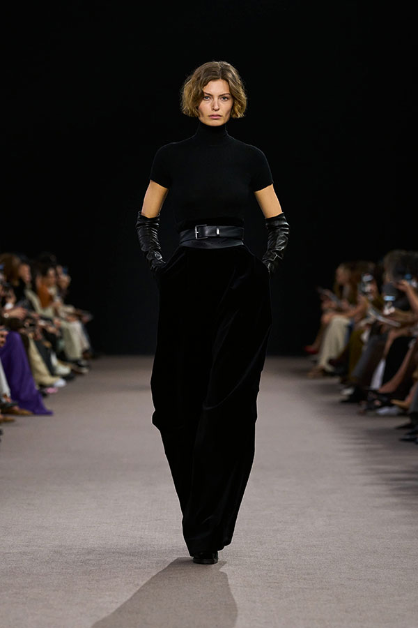 Max-Mara-Show Herbst/Winter 2025 – Schwarzer Look mit Rollkragenpullover, langen Handschuhen aus Nappaleder und Hose aus rasiertem Samt.