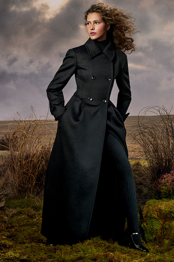 Max-Mara-Look der Kampagne Untamed Heroine mit langem Mantel, Leggings und Mary Janes in einfarbig Schwarz.