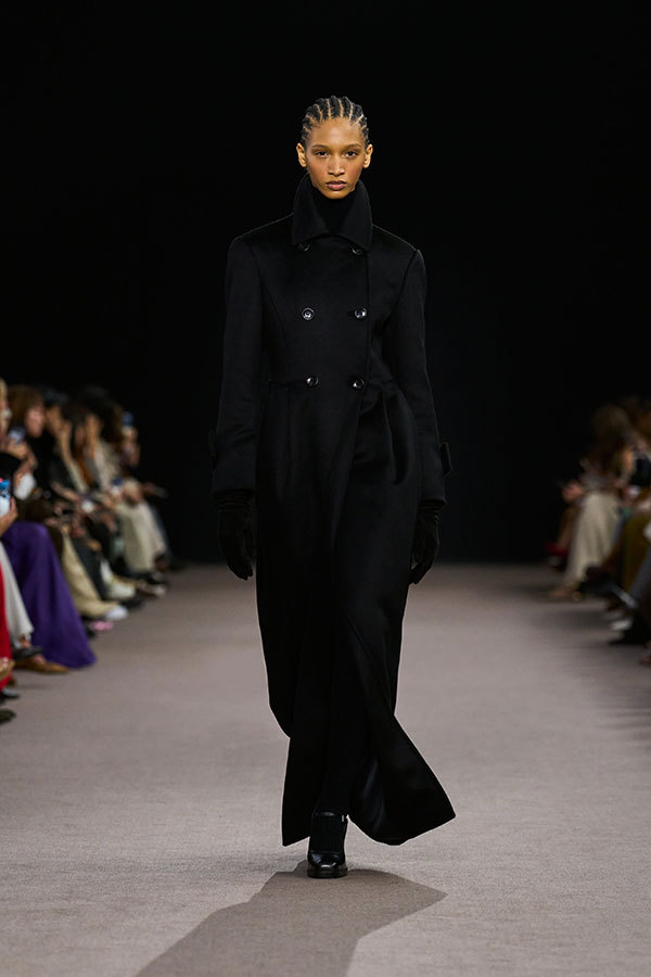 Max-Mara-Show Herbst/Winter 2025 – Schwarzer Look mit Mantel aus Kamelhaar, Handschuhen aus Wildleder-Nappa und Mary Janes.