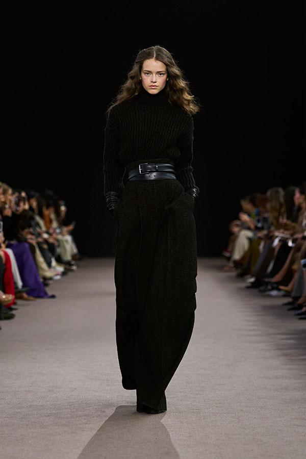 Max-Mara-Show Herbst/Winter 2025 – Schwarzer Look mit langem Gürtel aus Leder