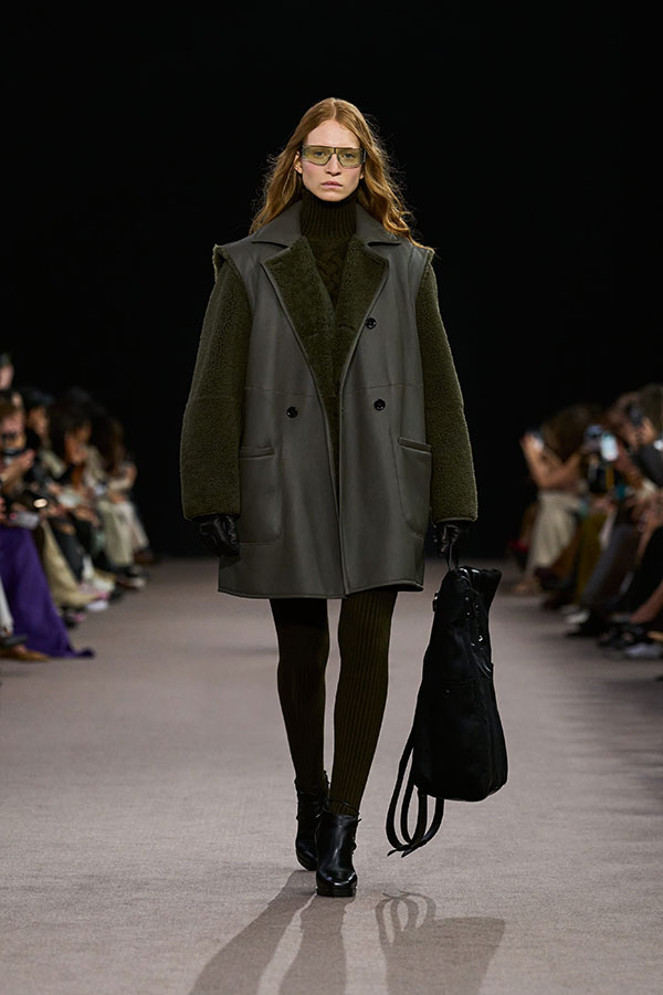 Max-Mara-Show Herbst/Winter 2025 – Moosgrüner Look mit Weste aus Schaffell, Kleid aus Wolle und Kaschmir, Leggings und Bootie