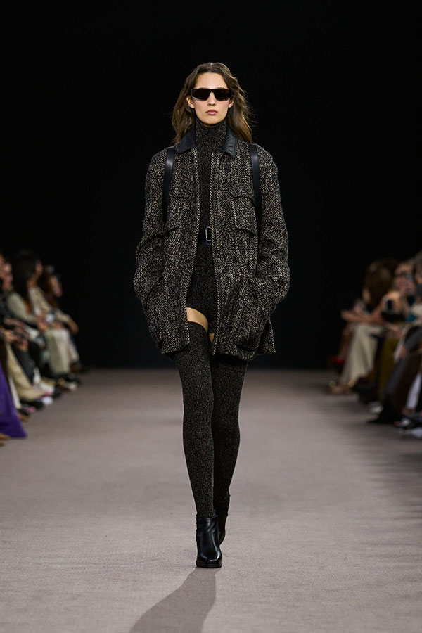 Max-Mara-Show Herbst/Winter 2025 – Brauner Look mit Sonnenbrille, Manteljacke aus Wolltweed, Shorts und Bootie.