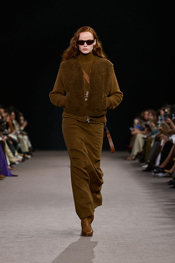 Max-Mara-Show Herbst/Winter 2025 – Lederlook mit brauner Sonnenbrille im Maskendesign.
