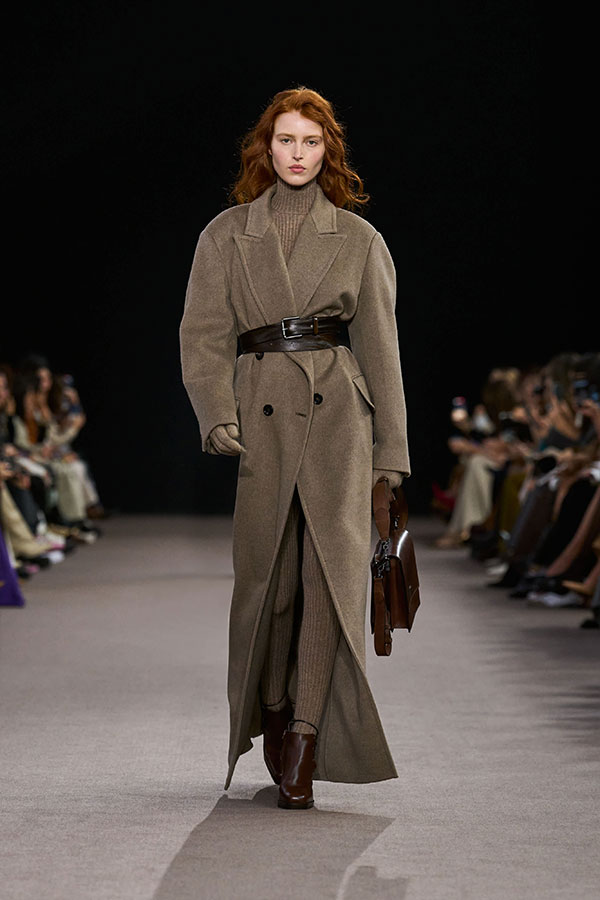 Max-Mara-Show Herbst/Winter 2025 – Look in Nussbraun mit langem Mantel, Gürtel und Bootie.