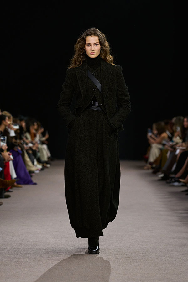 Max-Mara-Show Herbst/Winter 2025 – Schwarzer Look mit langem Gürtel aus Leder und Mary Janes aus Leder.