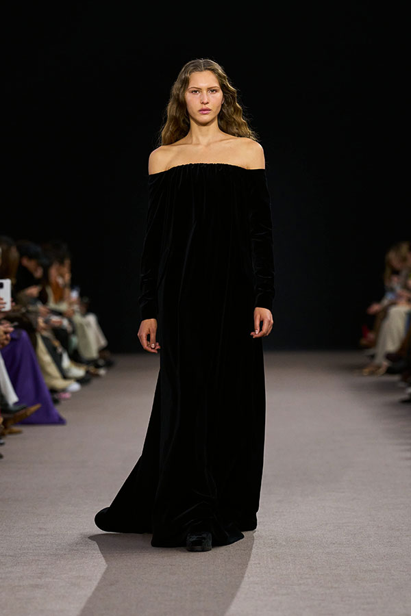 Max-Mara-Show Herbst/Winter 2025 – Schwarzer Look mit langem Kleid aus glattem Samt.