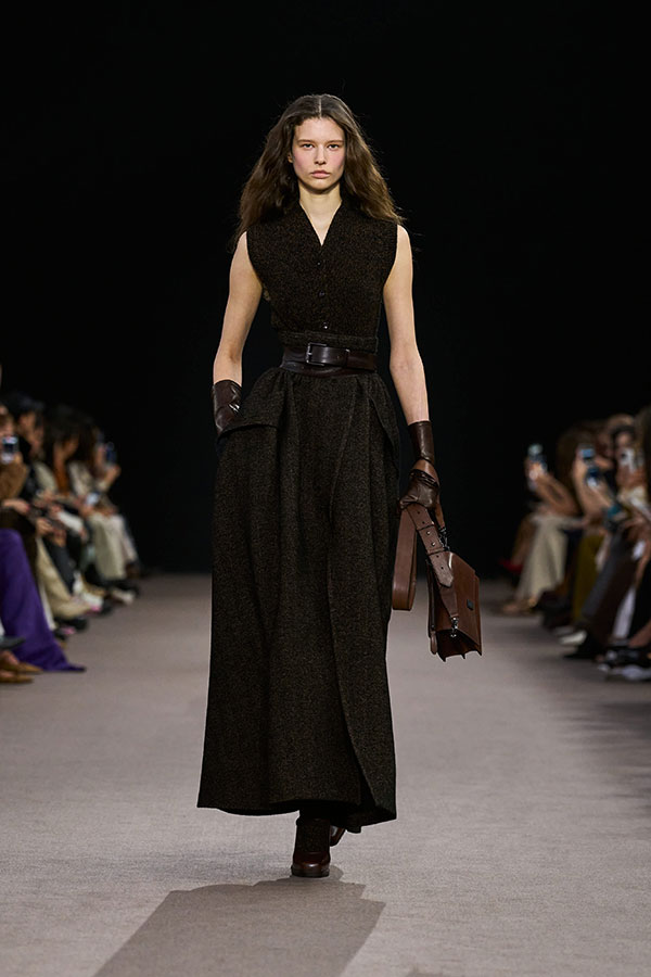 Max-Mara-Show Herbst/Winter 2025 – Schwarzer Look mit langem Gürtel aus bronzebraunem Leder.