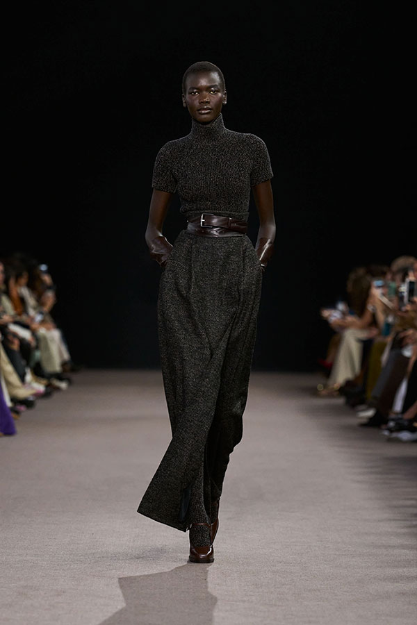 Max-Mara-Show Herbst/Winter 2025 – Schwarzer Look mit langem Gürtel aus bronzebraunem Leder