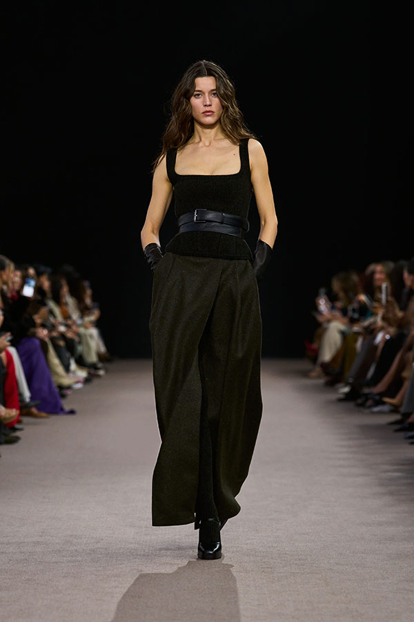 Max-Mara-Show Herbst/Winter 2025 – Look mit Bustier aus schwarzem Samt, langem Gürtel aus Leder und Mary Janes aus Leder.