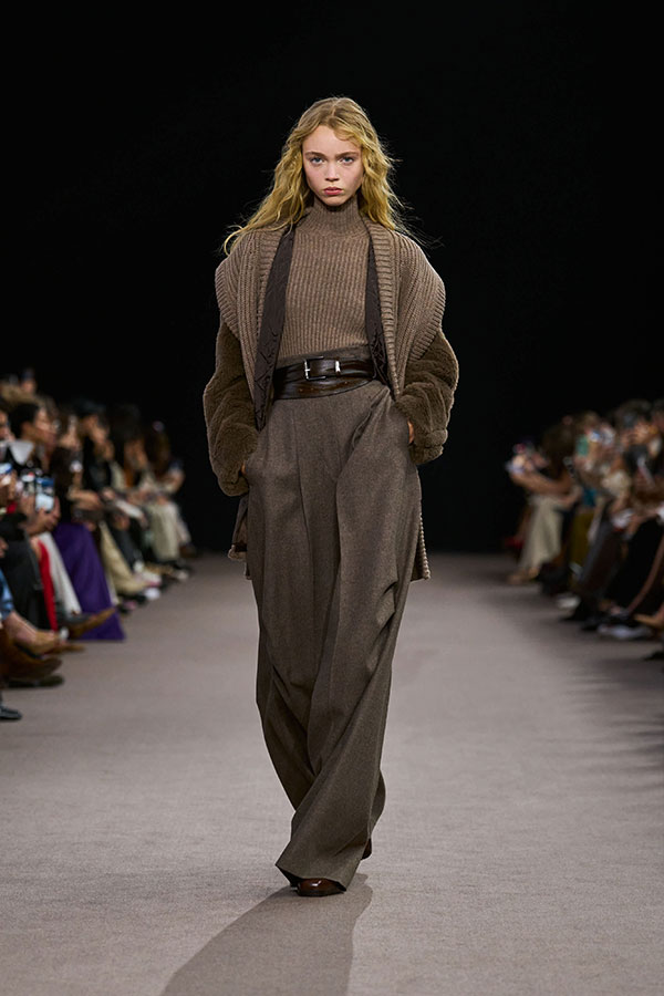 Max-Mara-Show Herbst/Winter 2025 – Look in Nussbraun mit Rollkragenpullover und Gürtel.