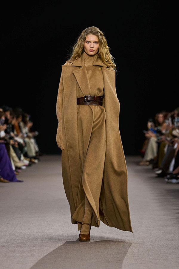 Max-Mara-Show Herbst/Winter 2025 – Look in Kamelbraun mit offenem Mantel, Gürtel, ärmellosem Mantel und Leggings.