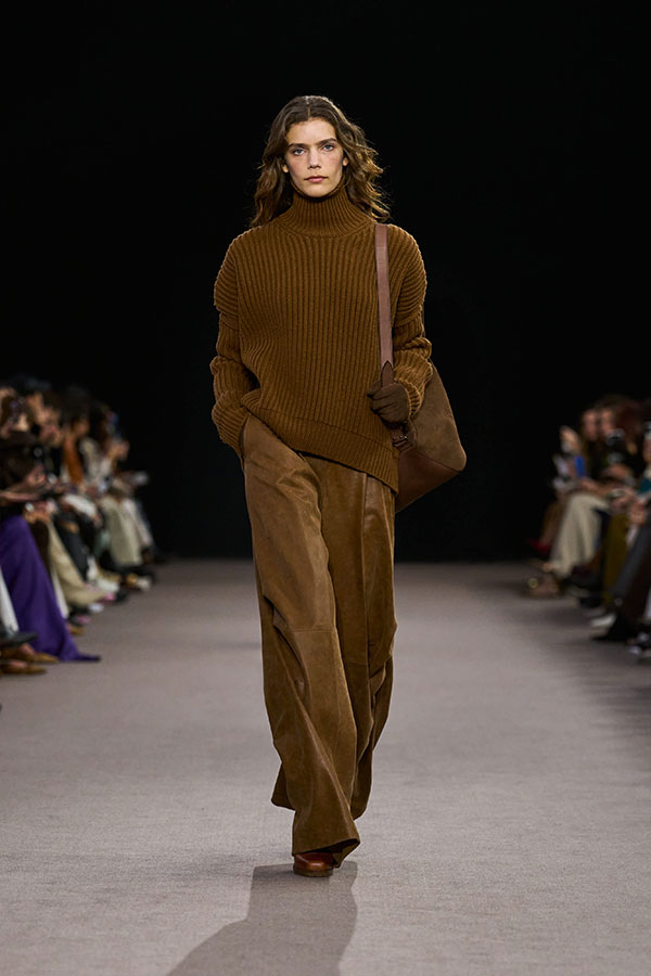 Max-Mara-Show Herbst/Winter 2025 – Lederlook mit Rollkragenpullover mit Schößchen und Hose mit weitem Schnitt.