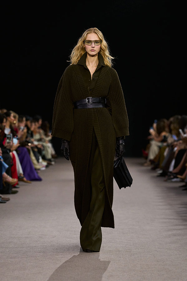 Max-Mara-Show Herbst/Winter 2025 – Moosgrüner Look mit Wickel-Cardigan, Bodybluse, Tasche und Hose mit weitem Schnitt