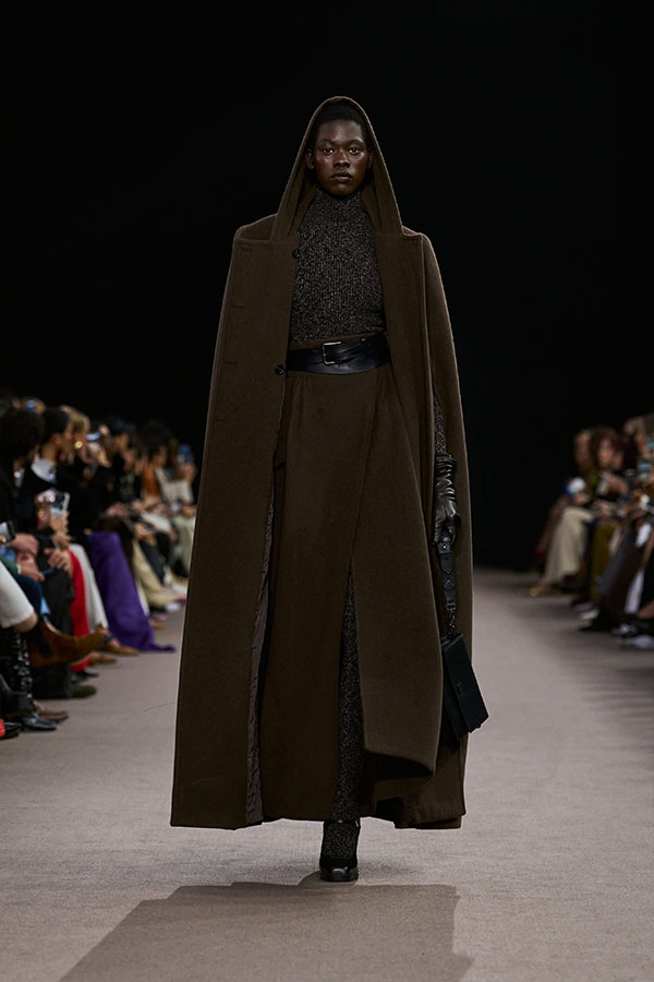 Max-Mara-Show Herbst/Winter 2025 – Kamelbrauner Look mit Rolli aus Wollmouliné und Kaschmir, Gürtel und Mary Janes.