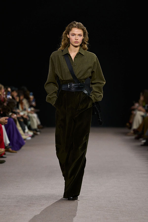 Max-Mara-Show Herbst/Winter 2025 – Moosgrüner Look mit Bluse aus Filzwolle, Umhängetasche und Hose mit weitem Schnitt
