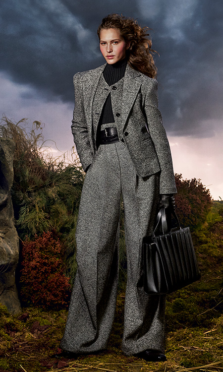 Max-Mara-Look der Kampagne Untamed Heroine mit Blazer, Weste, Hose, Gürtel und Tasche in Schwarz und Weiß.