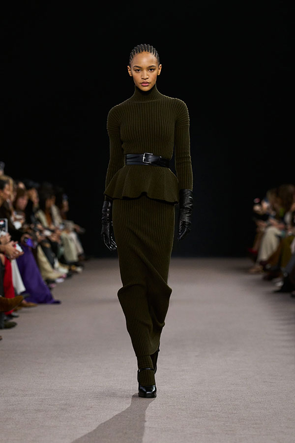 Max-Mara-Show Herbst/Winter 2025 – Moosgrüner Look mit Rolli mit Schößchen, Gürtel, Handschuhen, Bleistiftrock, Mary Janes.