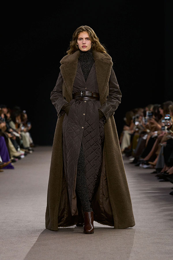 Max-Mara-Show Herbst/Winter 2025 – Brauner Look mit langem, ärmellosem Mantel aus Teddy, Steppmantel und Bootie.