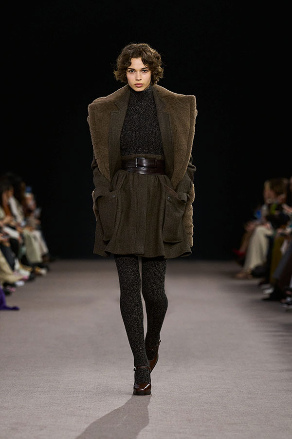 Max-Mara-Show Herbst/Winter 2025 – Brauner Look mit Weste aus Teddy, Jacke aus Wolltweed, Gürtel und kurzem Rock. 