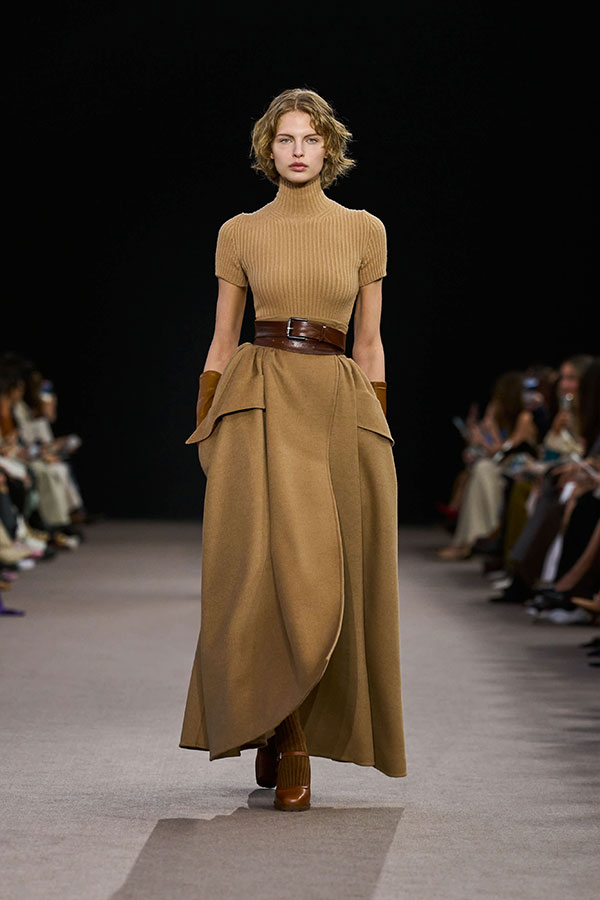 Max-Mara-Show Herbst/Winter 2025 – Kamelbrauner Look mit geripptem Rolli aus Wolle und Kaschmir, langen Handschuhen und Rock.