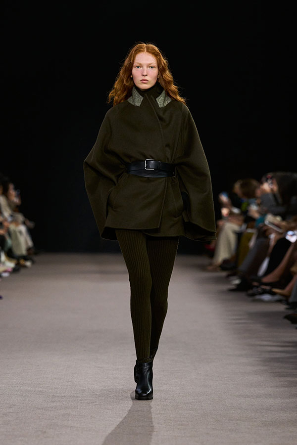 Max-Mara-Show Herbst/Winter 2025 – Moosgrüner Look mit Mantel mit Gürtel, Gürtel, Leggings und Bootie aus Leder.
